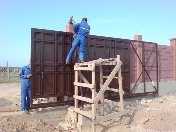 Заказать монтаж въездных ворот в Тимашёвске командой профессионалов с опытом работы уже более 12 лет. Качественная, профессиональная, аккуратная и быстрая установка, независимо от степени сложности объекта. Цены Вас приятно удивят.