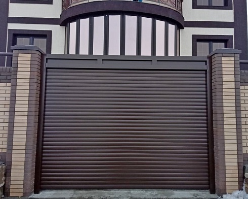 Роллетные ворота Алютех серии Prestige со сплошным алюминиевым профилем роликовой прокатки AG/77 с доставкой в Тимашёвске 